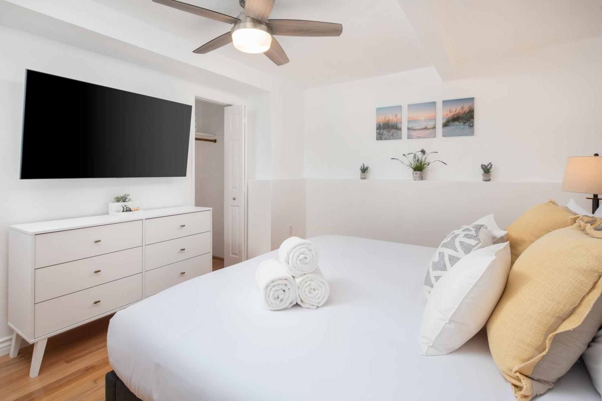 Casa de férias 4 Bedroom 2 Bath With Ocean View Hot Tub Parking
