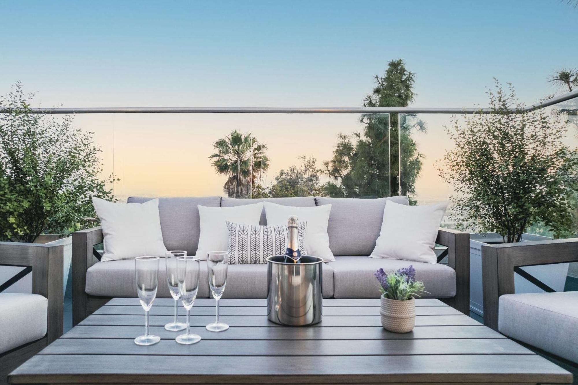 4 Bedroom 2 Bath With Ocean View Hot Tub Parking *
