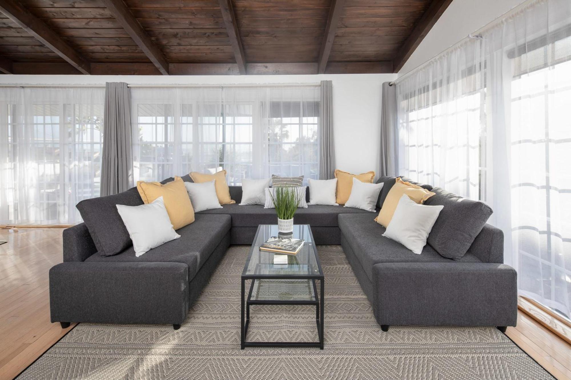 4 Bedroom 2 Bath With Ocean View Hot Tub Parking *
