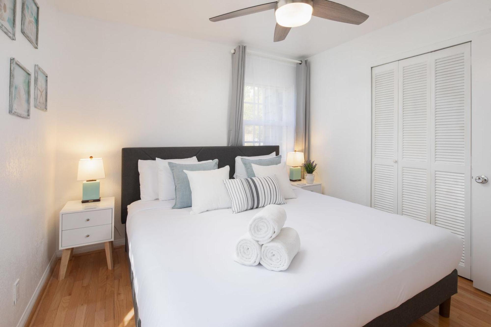 4 Bedroom 2 Bath With Ocean View Hot Tub Parking Holiday home San Diego